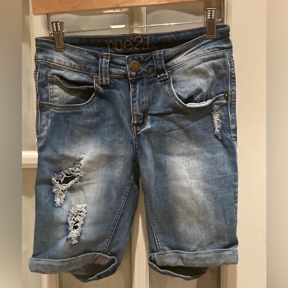 Rue21 women’s bermuda distressed jean shorts size 3/4
